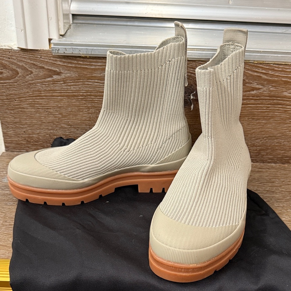 New Everlane Beige ribbed Ankle Boots